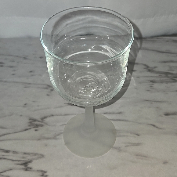 2 Frosted Stem Wine Glasses - Picture 5 of 10